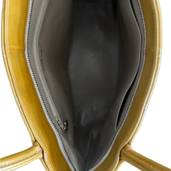 CHANEL QUILTED patent MEDALLION TOTE - Picture 14 of 15